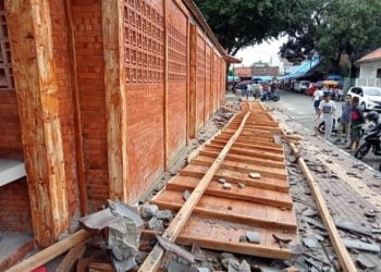 Belum Sebulan Diresmikan Gubernur, Atap Shelter Alun-alun Kasepuhan Ambruk