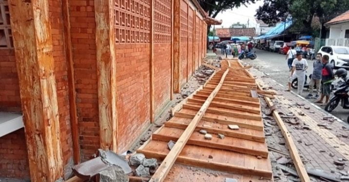 Belum Sebulan Diresmikan Gubernur, Atap Shelter Alun-alun Kasepuhan Ambruk