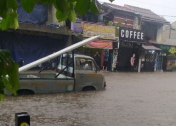 Banjir Terjadi Akibat Hujan Deras Disertai Angin Kencang Terjang Kota Cimahi