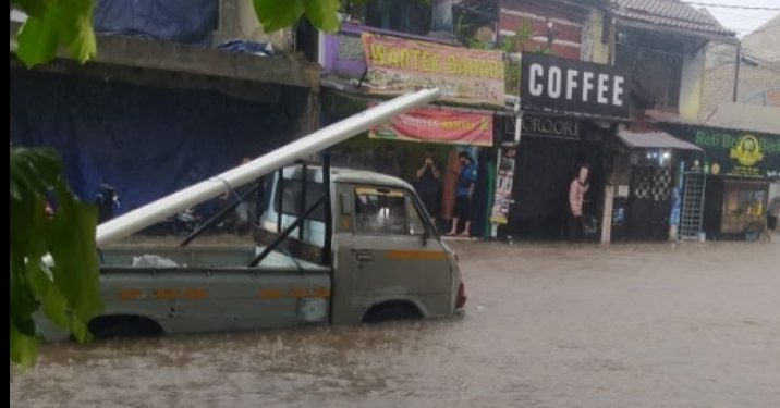 Banjir Terjadi Akibat Hujan Deras Disertai Angin Kencang Terjang Kota Cimahi