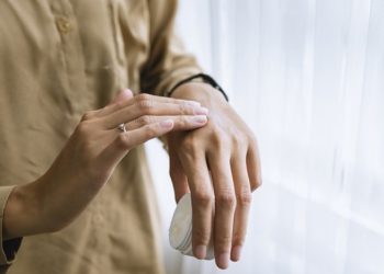 AWAS, 7 Bahan Skincare Ini Berbahaya Bagi Kesehatan Wanita