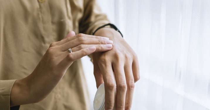 AWAS, 7 Bahan Skincare Ini Berbahaya Bagi Kesehatan Wanita