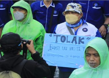 Aksi Unjuk Rasa di Gedung DPR RI, FSP RTMM-SPSI Tolak UU Cipta Kerja Terkait Ketenagakerjaan