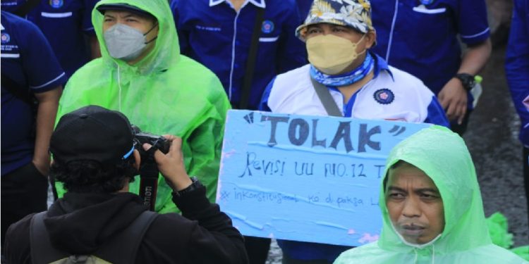 Aksi Unjuk Rasa di Gedung DPR RI, FSP RTMM-SPSI Tolak UU Cipta Kerja Terkait Ketenagakerjaan