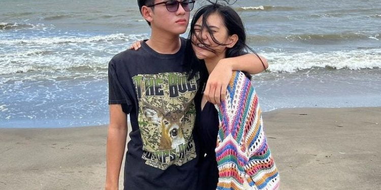 Foto Mesra Di Pantai, Ada Apa Dibalik Penyanyi Ziva Magnolya dan Rey Bong