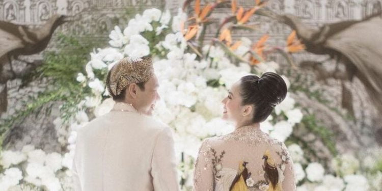 Chelsea Islan Resmi Menikah Dengan Rob Clinton, Menawan Dengan Balutan Gaun Putih