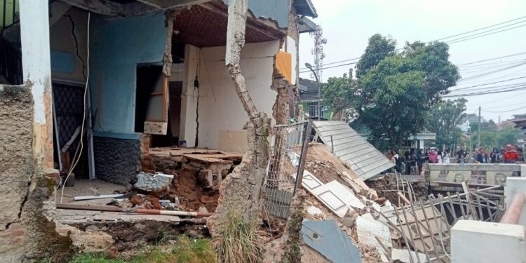 Rumah Dua Tingkat di Kota Cimahi Roboh