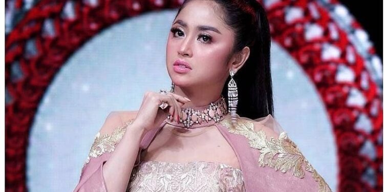 Dewi Persik Dilamar Bukan Rian Ibram, Ini Sosok Laki-Lakinya!