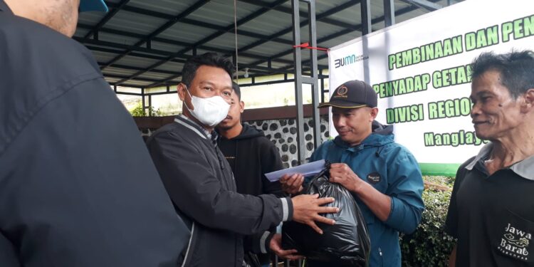 Perhutani Bandung Utara Beri Apresiasi Kepada Para Penyadap Getah
