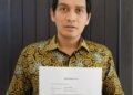 Lucky Hakim menunjukkan surat pengunduran diri sebagai Wakil Bupati Indramayu - jenggala.id