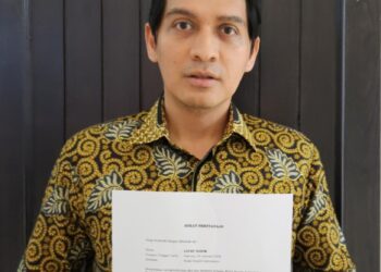 Lucky Hakim menunjukkan surat pengunduran diri sebagai Wakil Bupati Indramayu - jenggala.id
