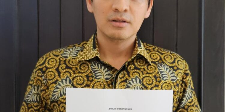 Lucky Hakim menunjukkan surat pengunduran diri sebagai Wakil Bupati Indramayu - jenggala.id