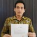 Lucky Hakim menunjukkan surat pengunduran diri sebagai Wakil Bupati Indramayu - jenggala.id