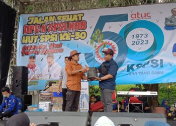 Steve Ewon berikan bibit pohon secara simbolis kepada ketua DPC KSPSI KBB, Kiki Permana Saputra di Kantor Pemerintahan Kabupaten Bandung Barat,Sabtu 26 Februari 2023