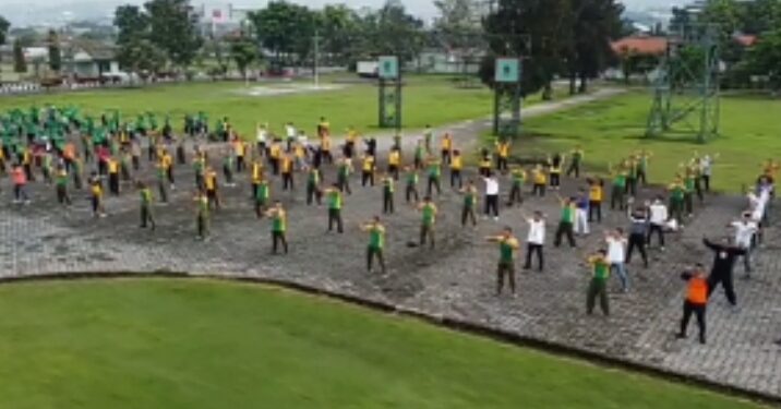 Prajurit Yonzipur 9/LLB Divif 1 Kostrad Gelar Senam SKJ Bersama