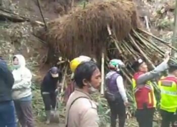 Longsor kembali terjadi Jalan Kolonel Masturi kawasan Curug Pelangi, Selasa, 28/02/2023
