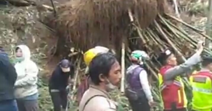 Longsor kembali terjadi Jalan Kolonel Masturi kawasan Curug Pelangi, Selasa, 28/02/2023