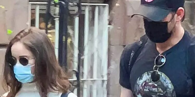 Momen Valentine Chris Evans dan Alba Baptista