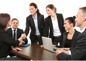 Simak Ramalan Zodiak Aquarius Senin, Disukai Banyak Orang