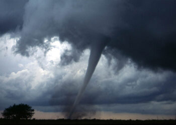 Angin tornado yang mengancam hidup manusia