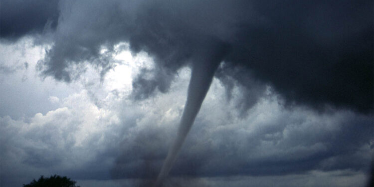 Angin tornado yang mengancam hidup manusia
