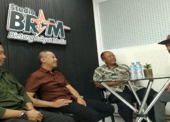 Pj Wali Kota Cimahi Dikdik Nugrahawan, Maktal Nugraha, dan Kadis Kominfo Kota Cimahi berkesempatan mencoba Podcast di BRAM Studio Podcast bersama host Steve Ewon, Jumat 3 Maret 2023