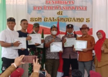 Steve Ewon hadir di SD Negeri Galanggang 5 berikan edukasi menanam pohon