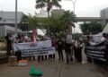 SARK menggelar aksi demo di depan kantor KLHK dan PT Semen Indonesia