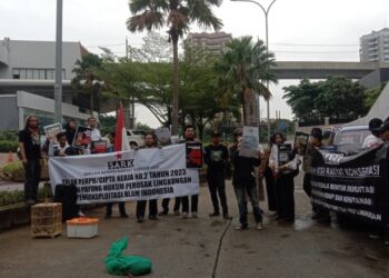 SARK menggelar aksi demo di depan kantor KLHK dan PT Semen Indonesia