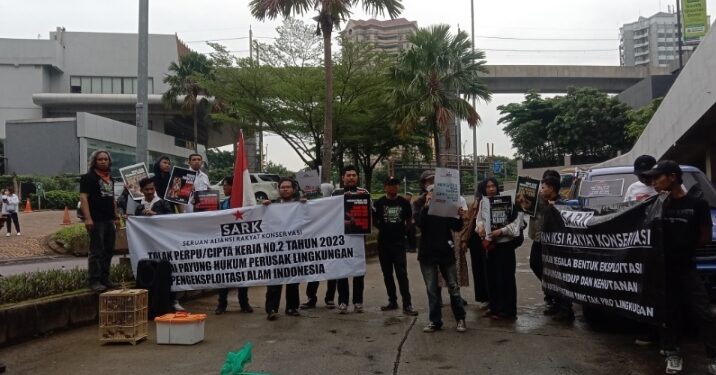 SARK menggelar aksi demo di depan kantor KLHK dan PT Semen Indonesia