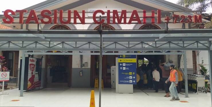 Dua rangkaian Kereta Api siap diberangkatkan dari stasiun Cimahi untuk arus mudik lebaran 2023