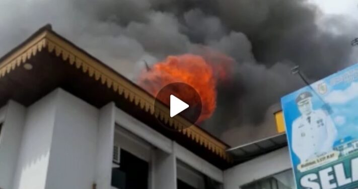 Rekaman Video Terjadinya Kebakaran Gedung MPP Pekanbaru