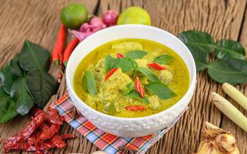 Opor ayam menjadi menu favorit bagi masyarakat Indonesia saat berlebaran