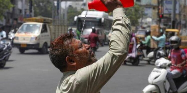 Gelombang Panas India Tewaskan Belasan Orang