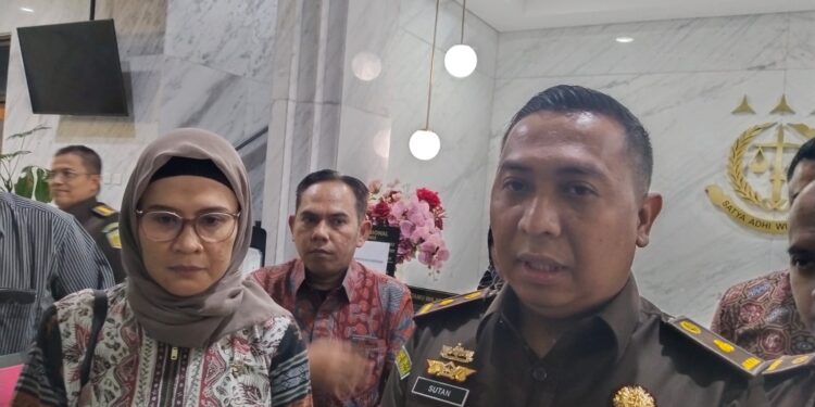 Bupati Indramayu dan Kajari Indramayu serahkan data baru kepada Kejati Jabar