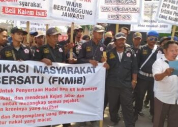 FKMIB gelar demo di depan gedung DPRD Indramayu terkait BPR KR
