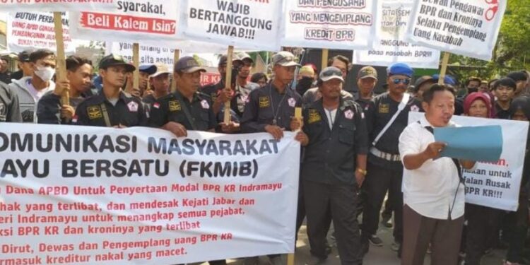 FKMIB gelar demo di depan gedung DPRD Indramayu terkait BPR KR