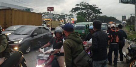 Jurnalis peduli pemudik 2023 bagikan takjil di jalur Tol Cileunyi 