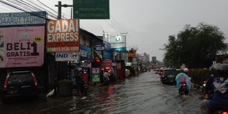 Banjir menggenang Kasawan pertigaan jalan Cihanjuang Kita Cimahi