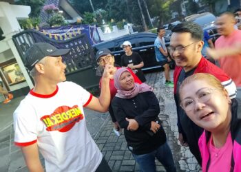 Calon Presiden Ganjar Pranowo bersama anggota DPR RI Diah Pitaloka melaksanakan kegiatan jalan sehat menyapa masyarakat di GBK, Minggu 30 April 2023