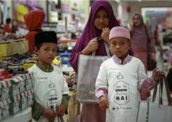 Pemkab Bekasi ajak anak yatim belanja lebaran di Mall