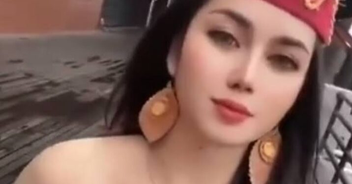 Sosok keponakan Ibu Ida Dayak yang kini membantu melayani pasien ibu Ida Dayak