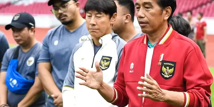 Jokowi akui sulit urus sepak bola