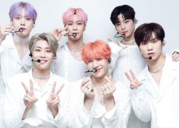 Moonbin Astro berada di tengah deretan atas (Soompi)