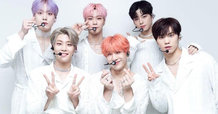 Moonbin Astro berada di tengah deretan atas (Soompi)