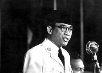 Presiden Indonesia, Soekarno berbicara pada Konferensi Asia Afrika di Bandung KAA 1955 Lisa Larsen-The LIFE Picture Collection