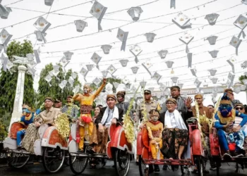 Sandiaga Uno dan Gibran Rakabuming Raka dalam event Solo Menari 2023 (Twitter @sandiuno)