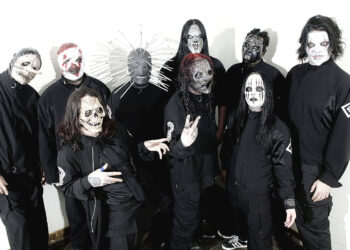 Slipknot yang terkenal dengan topengnya (loudwire)