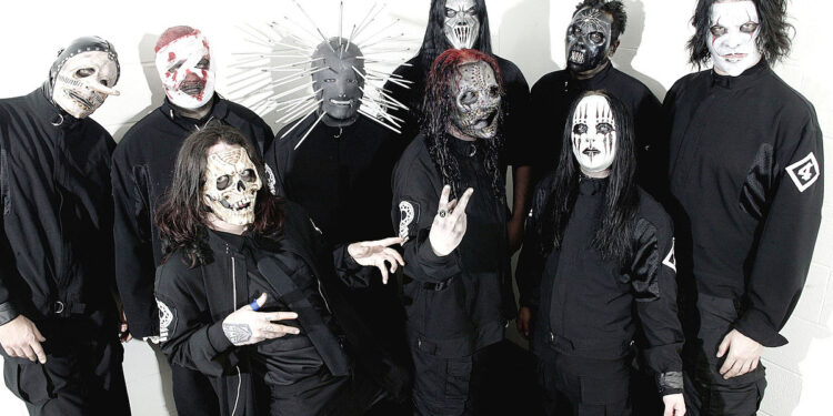 Slipknot yang terkenal dengan topengnya (loudwire)