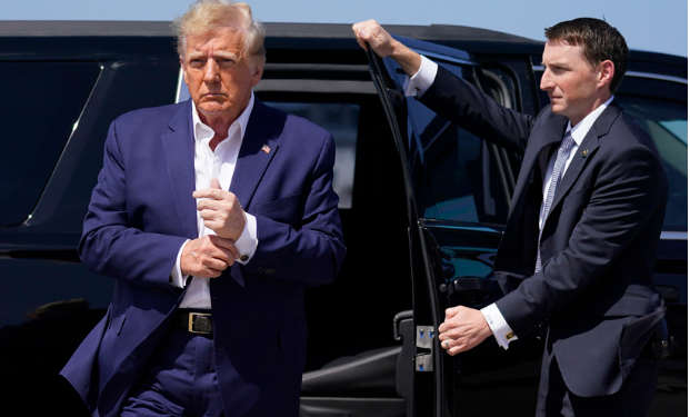 Donald Trump menyerahkan diri